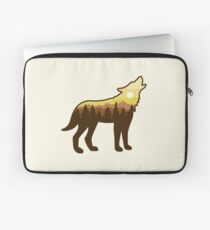 Wolf Howling in the Wilderness Laptop Sleeve
