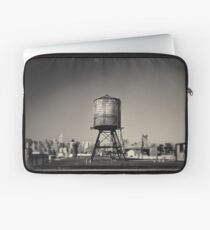 Funda para portátil Imagen sepia de una torre de agua oxidada en un tejado de Queens, en la ciudad de Nueva York, con el puente de Queensboro y el horizonte de Manhattan en el fondo.