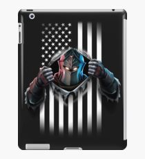 Schwarze Ritter-amerikanische Flagge iPad-Hülle & Skin