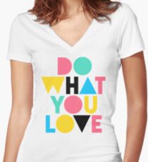 Camiseta entallada de cuello en V Haz lo que amas.