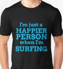 Camiseta unisex Feliz de estar surfeando camisetas. Ideas de regalos para los surfistas.