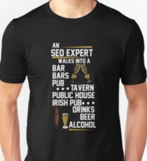 Ein SEO Experten kommt herein Slim Fit T-Shirt