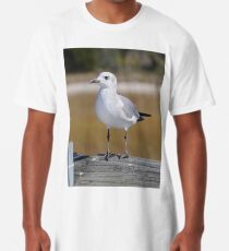 Möwe wartet auf seine nächste Mahlzeit Longshirt