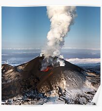 Eruptionsvulkan - Erguss aus Kraterlava, Gas, Dampf, Asche Poster