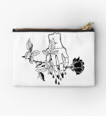 Weibliche blutende menschliche Hand, die eine Rose hält. Studio Clutch