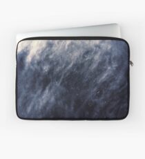 Blaue Wolken, blauer Mond Laptoptasche