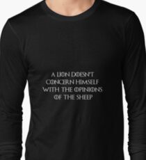 Ein Löwe kümmert sich nicht um die Meinung der Schafe Langarmshirt