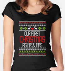 Camiseta entallada de cuello ancho Nuestra primera Navidad como el Sr. y la Sra. Pareja casada camisa