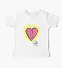 Ein Baum Hügel - brennendes Herz Baby T-Shirt