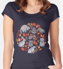 Märchenwald mit Tieren und Vögeln. Waschbären, Eulen, Hasen und kleine Küken. Tailliertes Rundhals-Shirt