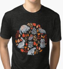 Märchenwald mit Tieren und Vögeln. Waschbären, Eulen, Hasen und kleine Küken. Vintage T-Shirt