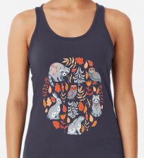 Märchenwald mit Tieren und Vögeln. Waschbären, Eulen, Hasen und kleine Küken. Tanktop für Frauen