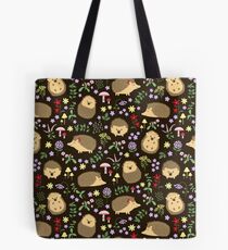 Igel inmitten von Waldpflanzen und Blumen Tote Bag