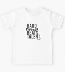 "HARTE ARBEIT SCHLÄGT TALENT." Kinder T-Shirt