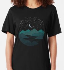 Zwischen den Bergen und den Sternen Slim Fit T-Shirt