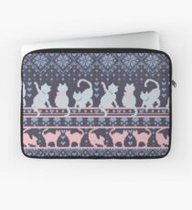 Fair Isle Knitting Cats Love // dunkle violette weiße und violette Kätzchen und Details Laptoptasche