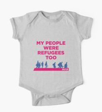 HIAS "Meine Leute waren auch Flüchtlinge" Kinderbekleidung Kurzärmeliger Einteiler