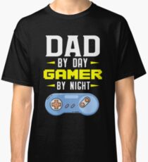 Camiseta clásica Papá por el día, jugador por la noche