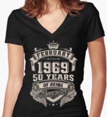 Camiseta entallada de cuello en V Nacido en febrero de 1969, 50 años de ser increíble.