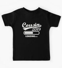 Cousin 2019 wird geladen Kinder T-Shirt