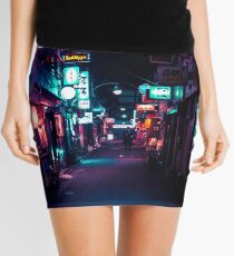 Tard dans le Golden Gai de Shinjuku Minijupe