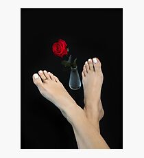 Lámina fotográfica Pies de niña con dedo de Mortons (griego) de belleza ideal, rosa roja en jarrón de vidrio, cruzada descalza, aislada sobre fondo negro