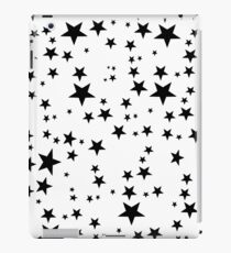 Random Size Black Stars auf weißem Hintergrund iPad-Hülle & Klebefolie