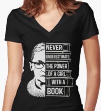 Unterschätzen Sie niemals die Macht des Mädchens mit dem Buch-Hemd RBG Ruth Shirt mit V-Ausschnitt