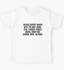 Ein SEO-Experte betritt die Bar, Bars, Kneipe, Taverne, öffentliches Haus, Irish Pub, Getränke, Bier und Alkohol Kinder T-Shirt