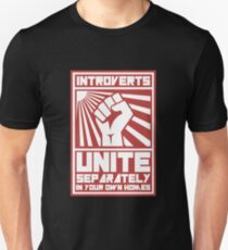 Camiseta unisex Introvertidos se unen por separado en sus propias casas camisetas
