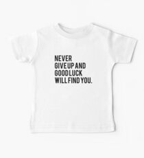 Gib niemals auf und viel Glück wird dich finden, die unendliche Geschichte, Filmfan-Textkunst Baby T-Shirt
