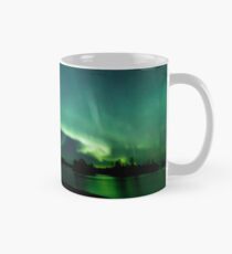 Wunderschöne Nordlichter über dem See Tasse (Standard)