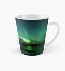 Wunderschöne Nordlichter über dem See Tasse (konisch)