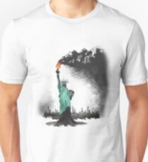surreale gerenderte amerikanische Freiheitsstatuenabbildung: FREIHEITSÖL Slim Fit T-Shirt