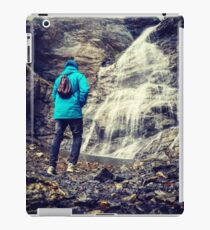 Hombre disfruta de cascada iPad Case/Skin
