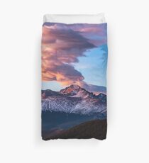 Feuer auf dem Berg - Sonnenaufgang beleuchtet Wolke über Longs Peak in Colorado Bettbezug