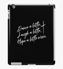 Tanze ein wenig, lache ein wenig, hoffe ein bisschen mehr weiß iPad-Hülle & Klebefolie