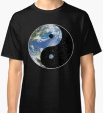 Camiseta clásica Tierra y espacio Yin Yang Symbol