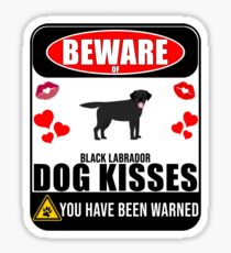 Pegatina Cuidado con la etiqueta engomada negra de la muestra de los besos del perro de Labrador - regalo divertido para el dueño negro del perro de Labrador