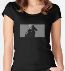 N a g a // 5 Tailliertes Rundhals-Shirt