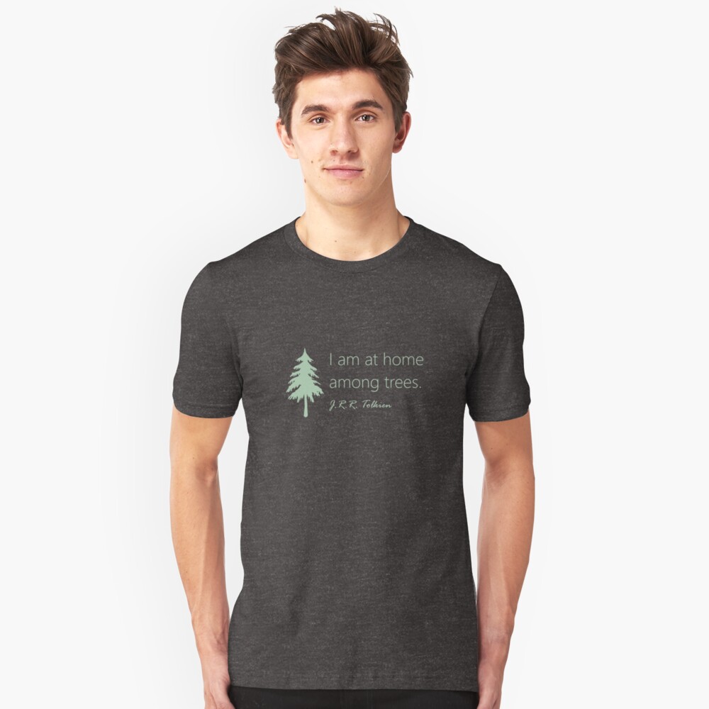 Ich bin zu Hause unter Bäumen, die Tolkien zitiert Slim Fit T-Shirt
