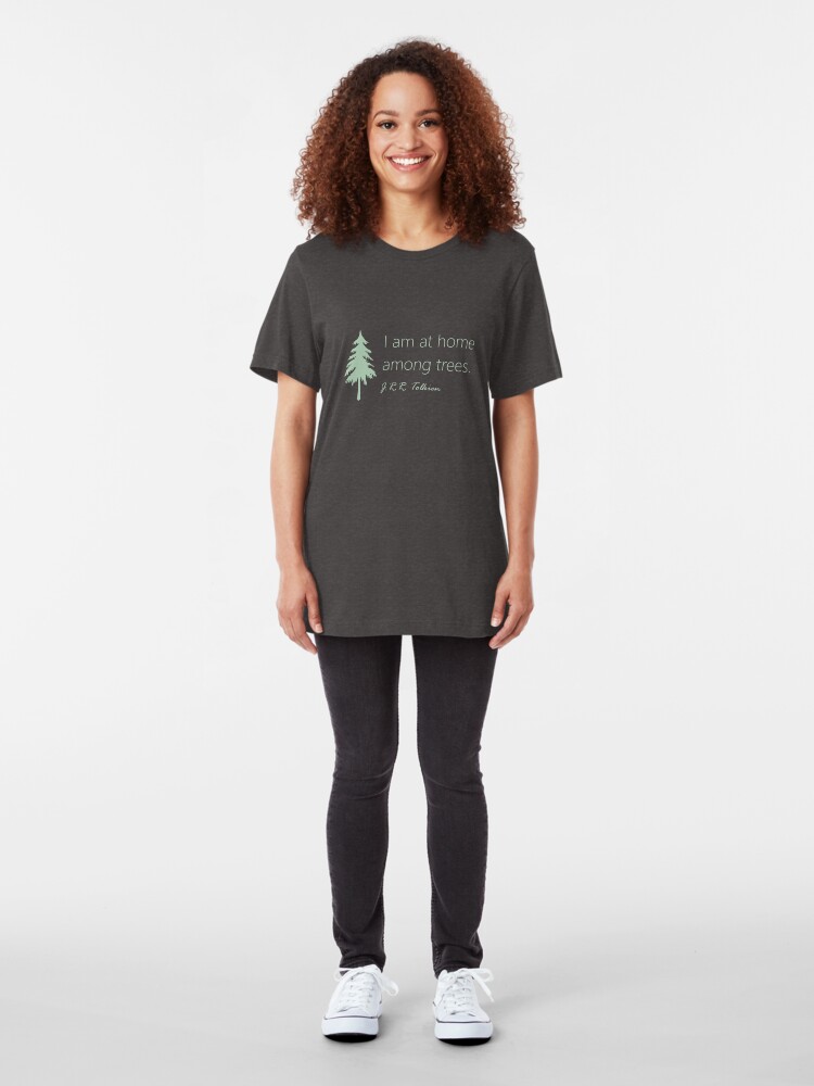 Alternative Ansicht von Ich bin zu Hause unter Bäumen, die Tolkien zitiert Slim Fit T-Shirt