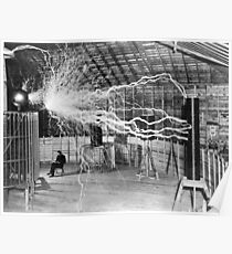Nikola Tesla mit seiner Ausrüstung (17. Juni 1901) Poster