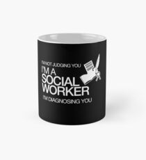 I'M NOT JUDGING YOU I'M A SOCIAL WORKER I'M DIAGNOSING YOU Mug