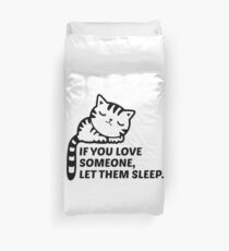 Schlafendes Katzen-T-Shirt: Wenn Sie jemanden lieben, lassen Sie ihn schlafen Bettbezug