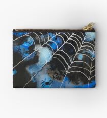 Charlottes Netz mit düsterem Himmel Studio Clutch
