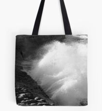 La mer contre les rochers, Croatie Tote Bag