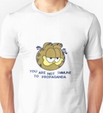 "Sie sind nicht immun gegen Propaganda" Slim Fit T-Shirt