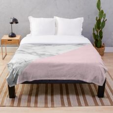 Marmor + rosa Pastellfarbe. Klassische Geometrie. Fleecedecke