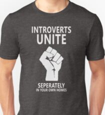 Camiseta unisex Los introvertidos se unen por separado en sus propias casas